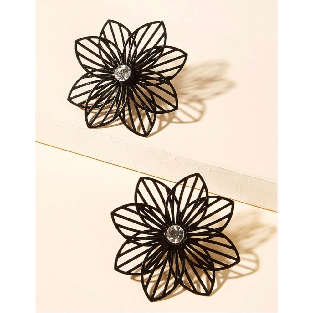 Glamorous Black Stud Flower Earrings